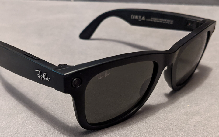 Das Bild zeigt eine moderne schwarze Brille von der Marke Ray-Ban®. An der Vorderseite links ist eine Kameralinse zu erkennen.