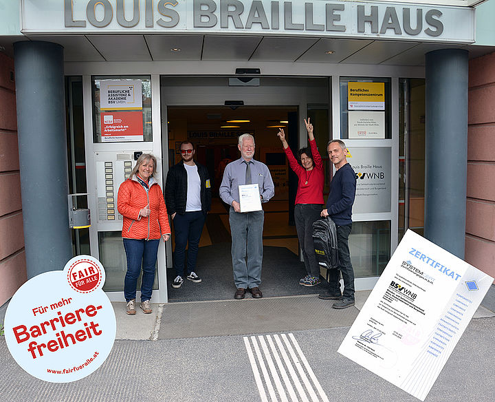 Obmann Kurt Prall steht mit sich freuenden Kolleginnen und Kollegen im Eingang zum Louis Braille Haus vor den Bodenmarkierungen und hält stolz das Zertifikat in seinen Händen. Links im Foto ist das „Fair für Alle“-Logo eingefügt, rechts das Zertifikats-Dokument.