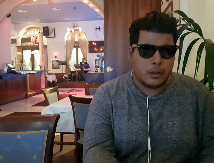 Das Foto zeigt Driss Mareoudi in einem Wiener Lokal an einem Tisch sitzend.