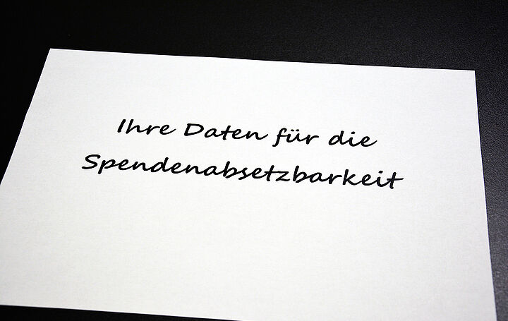 Auf einem Blatt Papier steht: Ihre Daten für die Spendenabsetzbarkeit