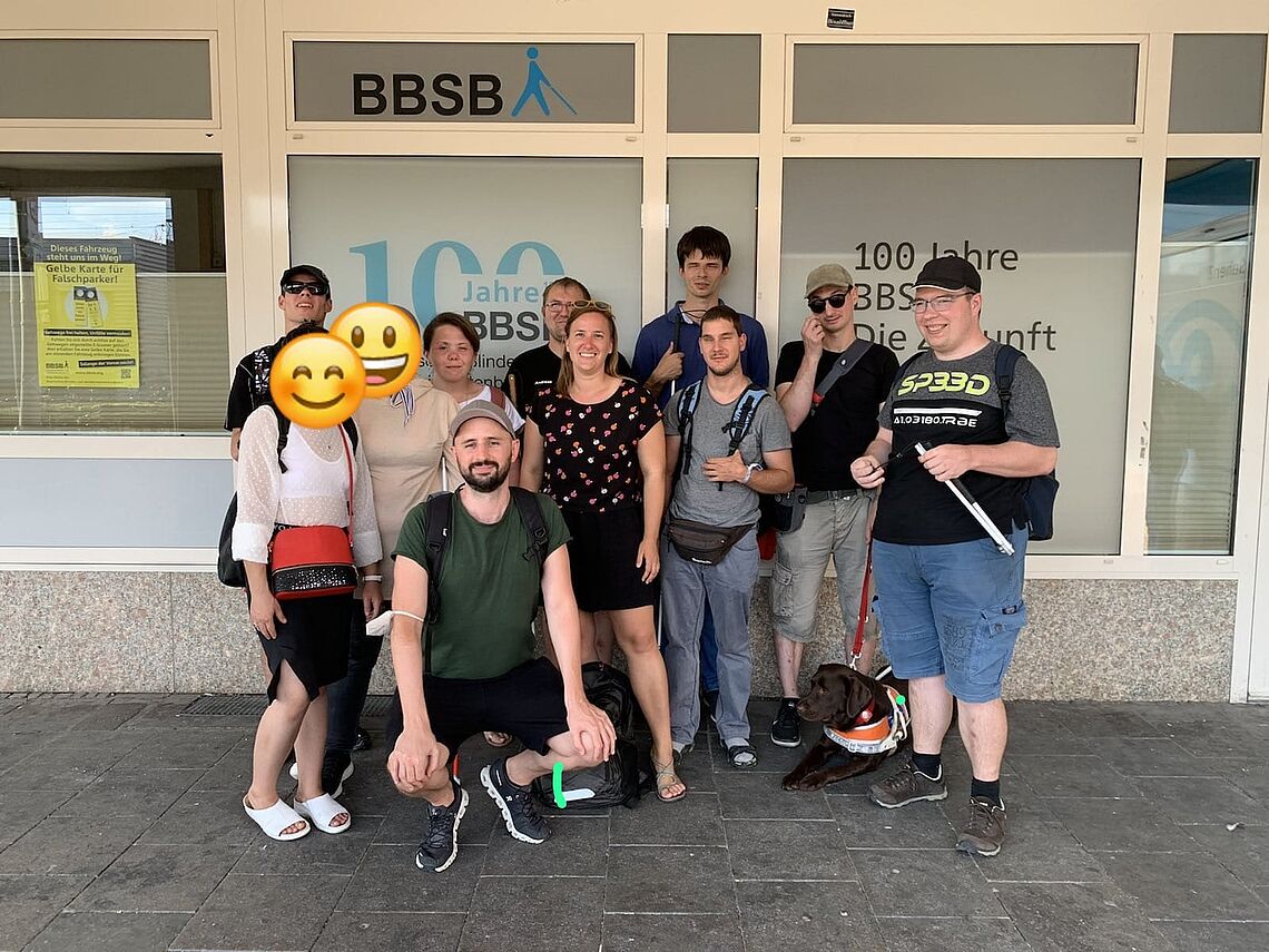 Sechs Teilnehmer:innen der VJA mit zwei Angestellten und drei Teilnehmern des bayerischen Blindenverbandes vor dem bayerischen Blindenverband.