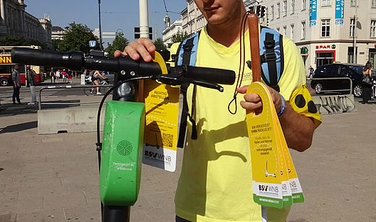 ... und schwupps, schon hängt wieder ein Flyer am Scooter