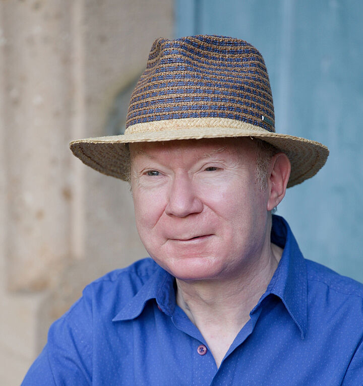 Foto des Autors Thomas Zwerina, mit blauem Sommerhemd und Strohhut.