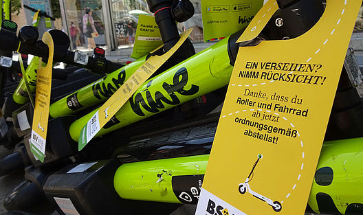 Halb liegende Scooter und ein Flyer darauf in Großaufnahme