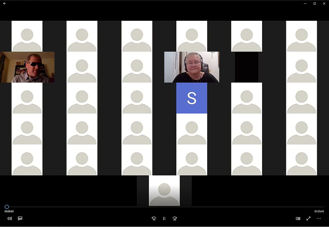 Der Screenshot zeigt mehrere Reihen von Teilnehmenden an der Online-Veranstaltung, zumeist als anonymes Piktogramm einer Person.