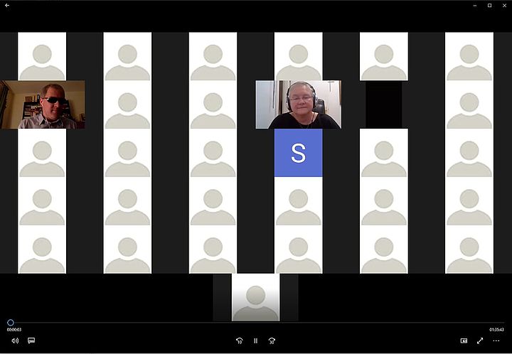 Der Screenshot zeigt mehrere Reihen von Teilnehmenden an der Online-Veranstaltung, zumeist als anonymes Piktogramm einer Person.