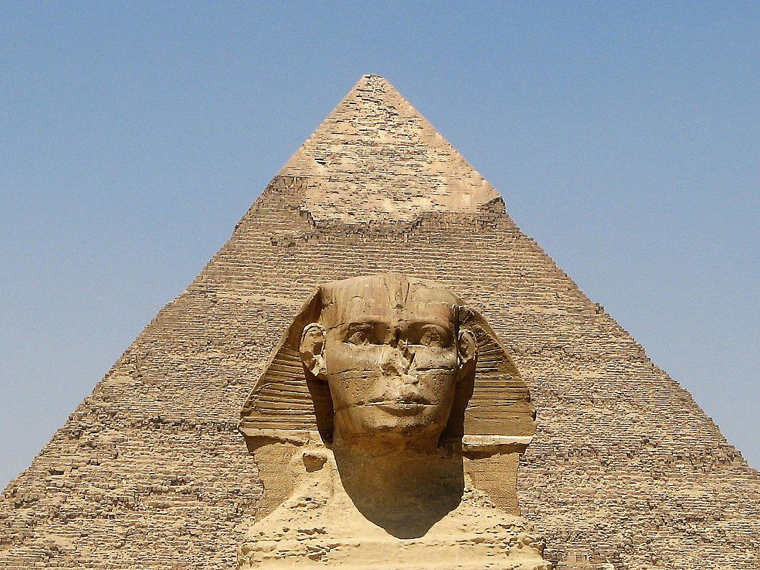 Frontaufnahme der Sphinx vor der Chephren-Pyramide von Gizeh