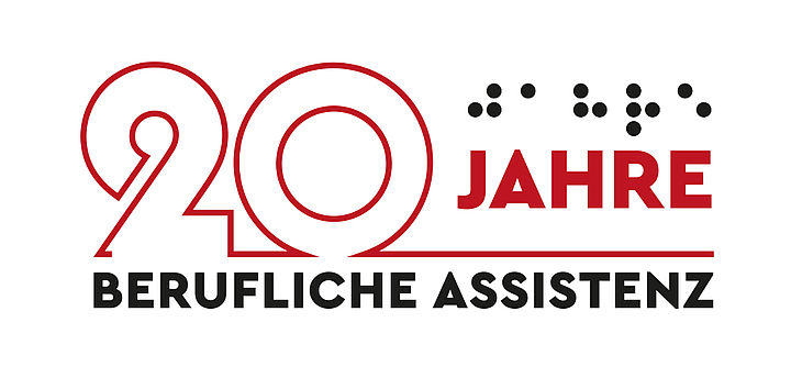Das Logo beinhaltet die Zahl 20 (mit roten feinen Linien dargestellt) mit dem Wort: Jahren (in Blockschrift und angedeuteter Brailleschrift) sowie darunter dem Zusatz: Berufliche Assistenz (in Blockschrift)