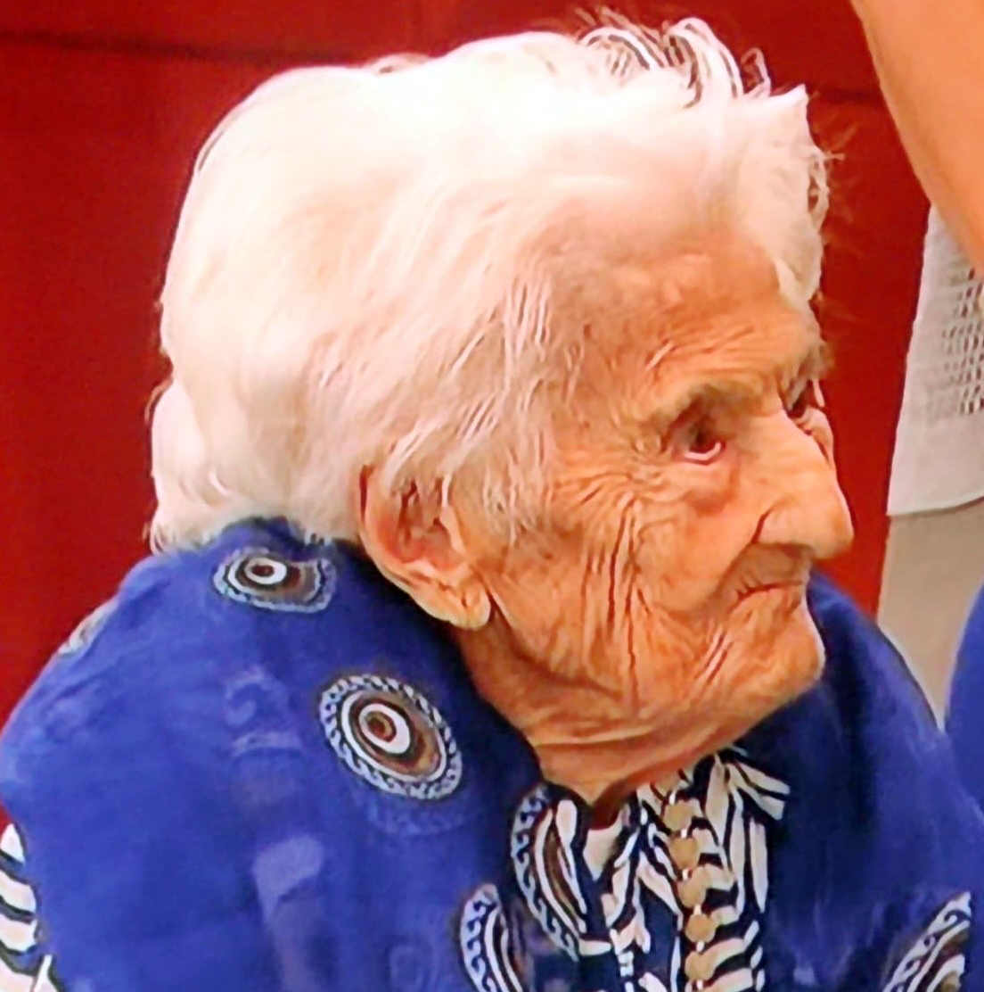 Seitliche Nahaufnahme einer Frau mit weißen Haaren.